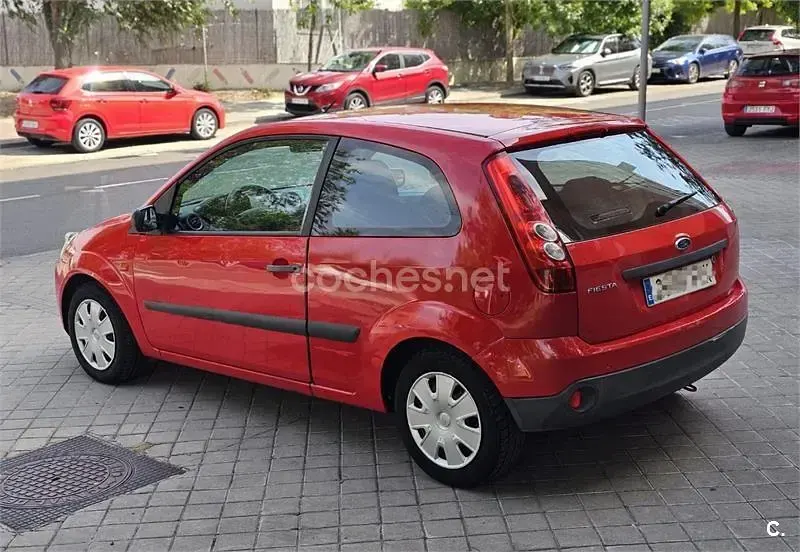 Usado Ford Fiesta Trend 80 CV (58 kW) 2007 Rojo Utilitario