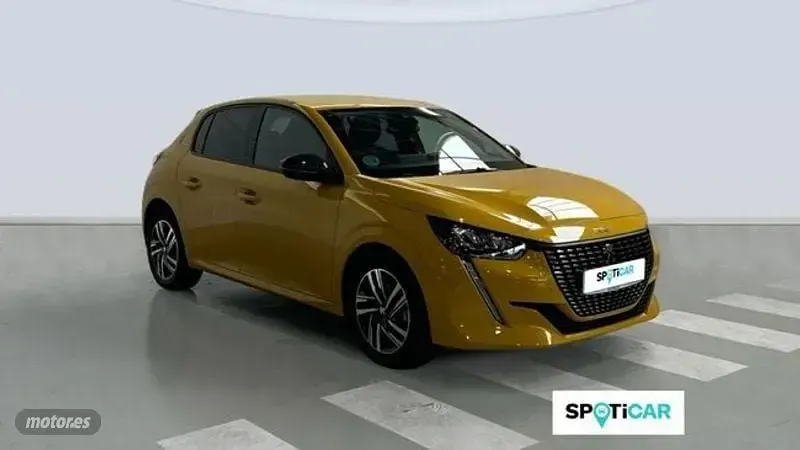 Usado Peugeot 208 Allure 101 CV (74 kW) 2023 Amarillo Utilitario
