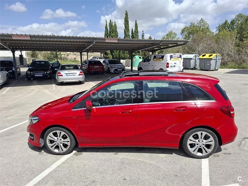 Usado Mercedes B180 109 CV (80 kW) 2015 Rojo Monovolumen