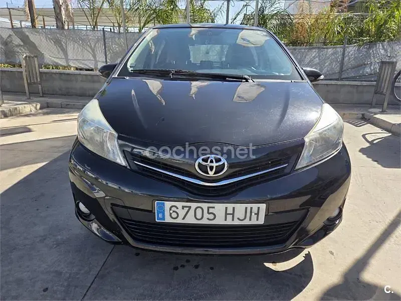 Usado Toyota Yaris Active 90 CV (66 kW) 2012 Negro Utilitario