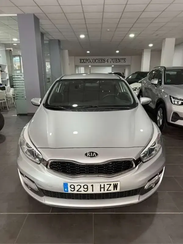 Usado Kia Ceed 110 CV (80 kW) 2014 Gris Utilitario