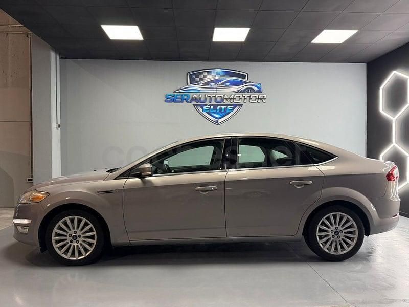 Usado Ford Mondeo Limited 140 CV (102 kW) 2015 Gris / plata Berlina