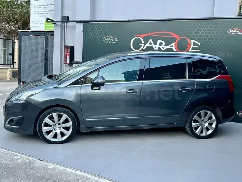 Usado Peugeot 5008 Active 115 CV (84 kW) 2013 Gris / plata Monovolumen