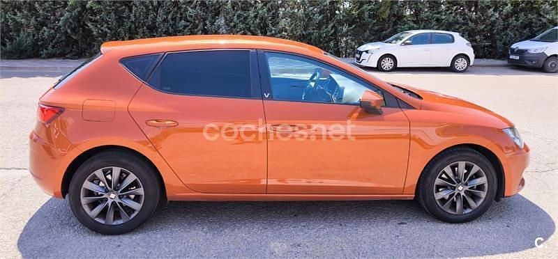 Usado Seat Leon Style 125 CV (91 kW) 2018 Naranja Berlina