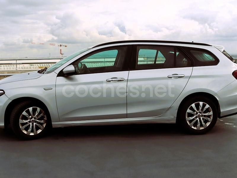 Usado Fiat Tipo Lounge 95 CV (69 kW) 2019 Gris / plata Familiar