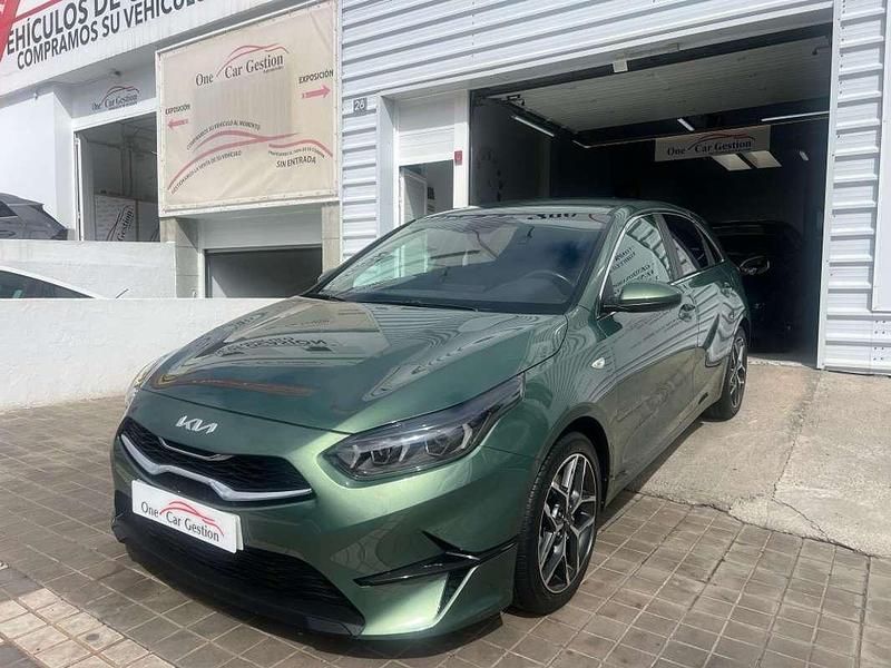 Usado Kia Ceed 120 CV (88 kW) 2023 Verde Utilitario