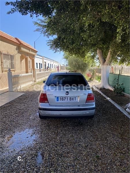 Usado VW Bora Highline 115 CV (84 kW) 2002 Gris / plata Berlina