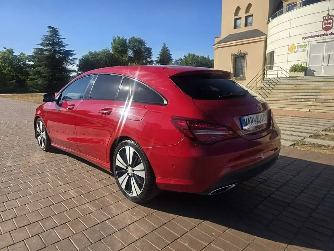 Usado Mercedes CLA220 Shooting Brake Urban 177 CV (130 kW) 2016 Rojo Familiar
