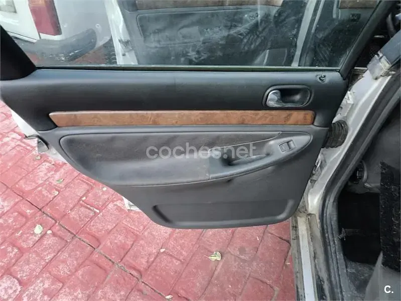 Usado Audi A4 110 CV (80 kW) 1999 Gris / plata Berlina