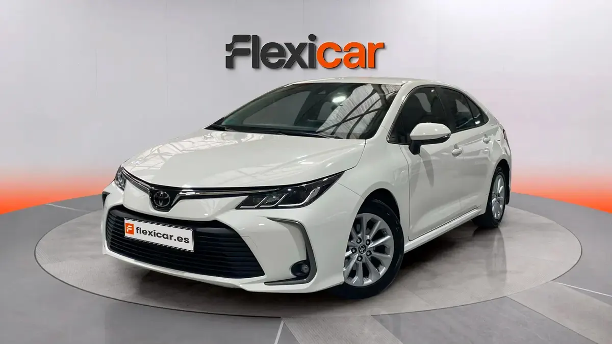 Używany Toyota Corolla 125 KM (91 kW) 2023 Biały Sedan/Limuzyna