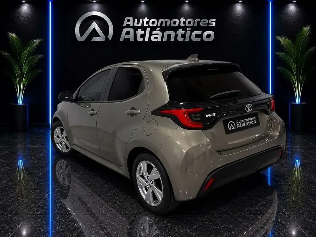 Usado Toyota Yaris Hybrid Active 116 CV (85 kW) 2025 Marrón Utilitario