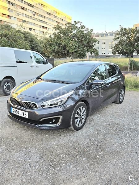 Gris / plata Usado 2017 Kia Ceed Berlina | 10.400 € (Precio justo) - Imagen 1/4