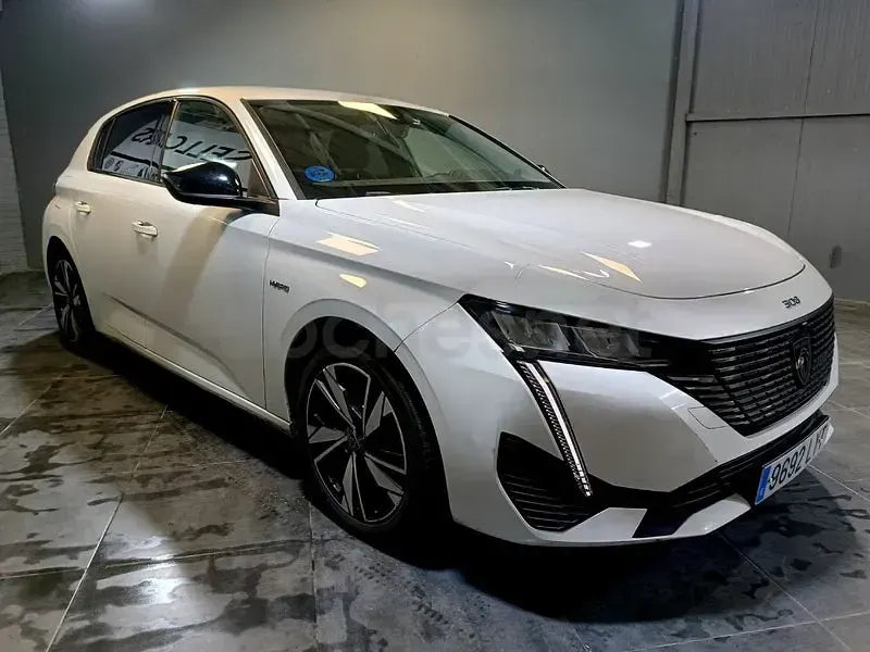 Używany Peugeot 308 Allure 180 KM (132 kW) 2022 Biały Sedan/Limuzyna