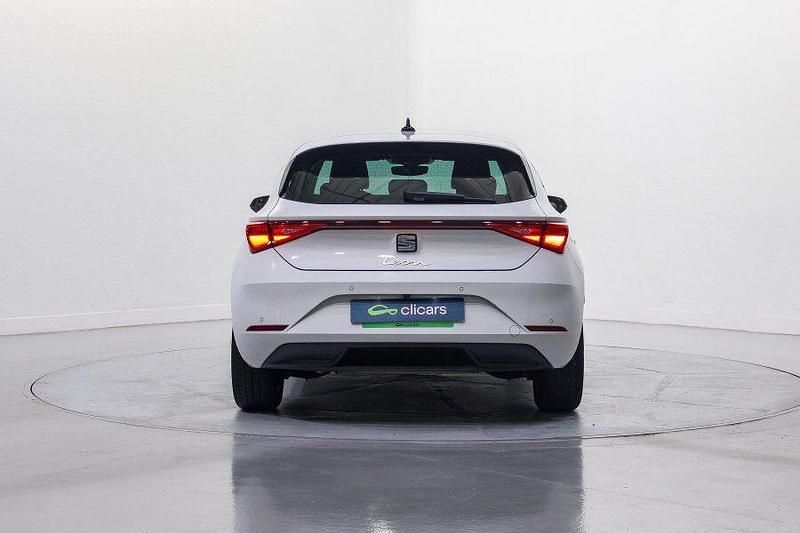Usado Seat Leon Style 110 CV (80 kW) 2021 Blanco Berlina