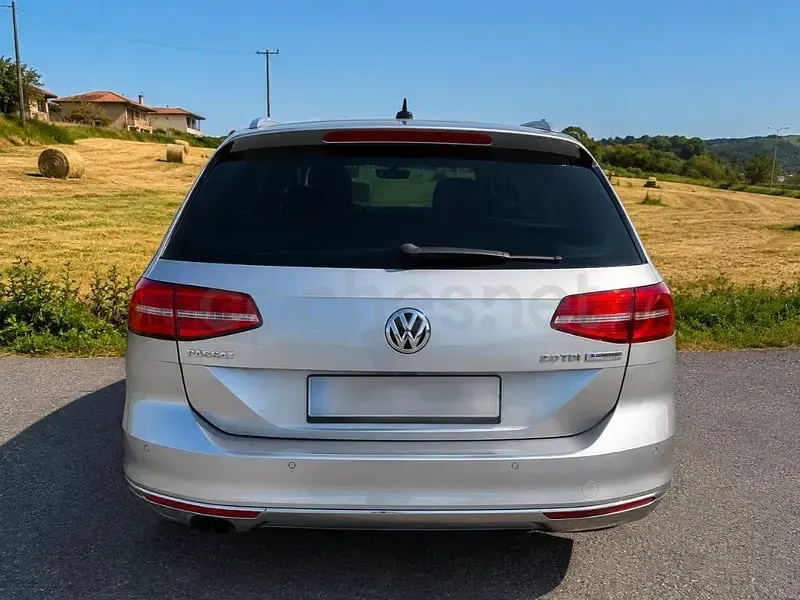Usado VW Passat Sportline 190 CV (139 kW) 2015 Gris / plata Familiar
