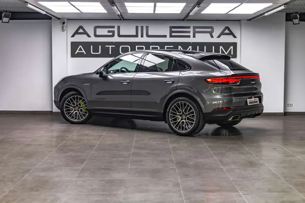 Usado Porsche Cayenne E-Hybrid 462 CV (339 kW) 2021 Gris SUV