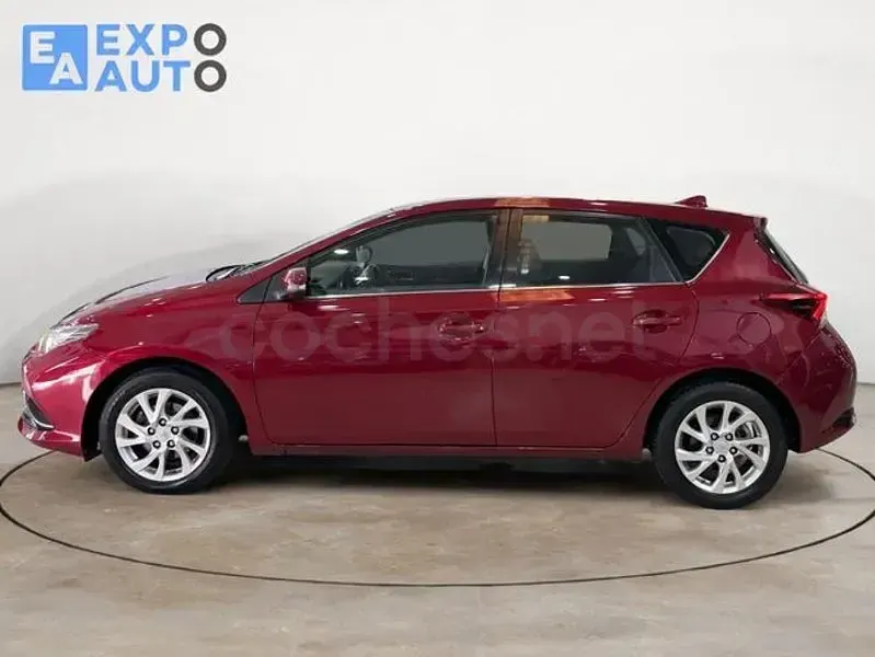 Usado Toyota Auris Business Edition 116 CV (85 kW) 2018 Rojo Berlina