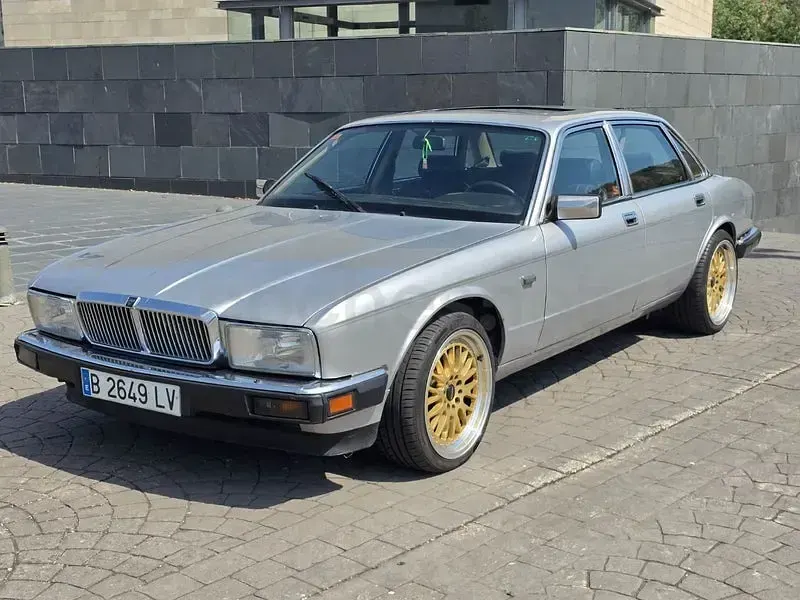 Usado Jaguar XJ6 Sovereign 220 CV (161 kW) 1987 Gris / plata Berlina