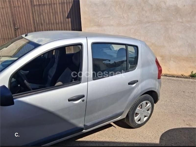 Usado Dacia Sandero Ambiance 75 CV (55 kW) 2013 Gris / plata Berlina