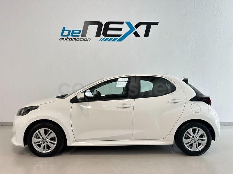Käytetty Toyota Yaris Hybrid Business Edition 116 HP (85 kW) 2022 Valkoinen Sedan