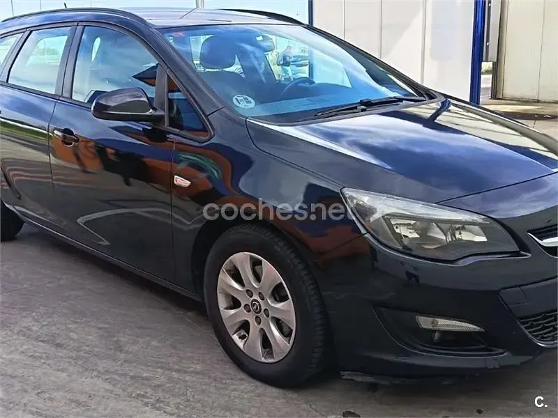 Usado Opel Astra Selective 110 CV (80 kW) 2014 Negro Familiar