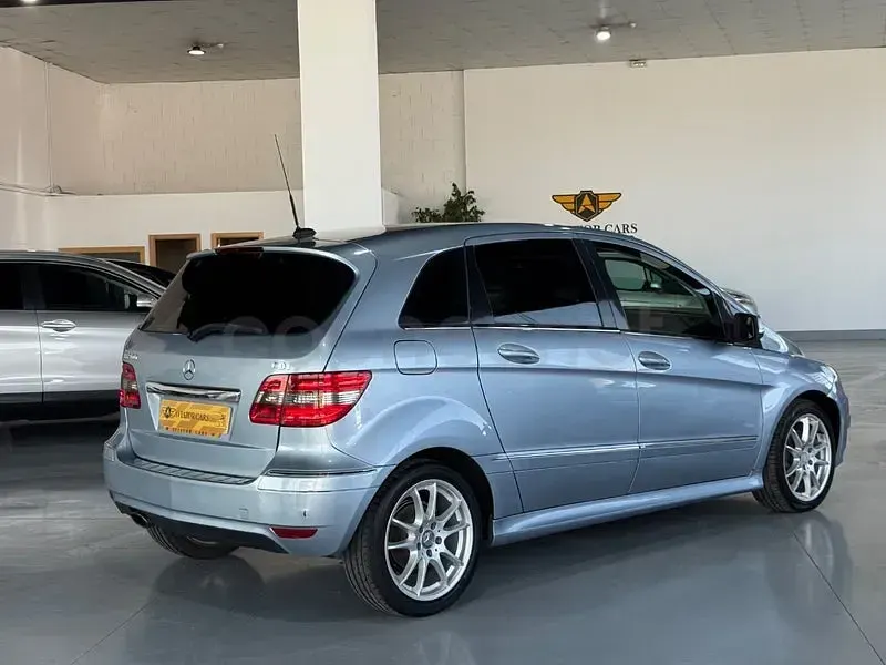 Usado Mercedes B200 140 CV (102 kW) 2007 Gris / plata Monovolumen