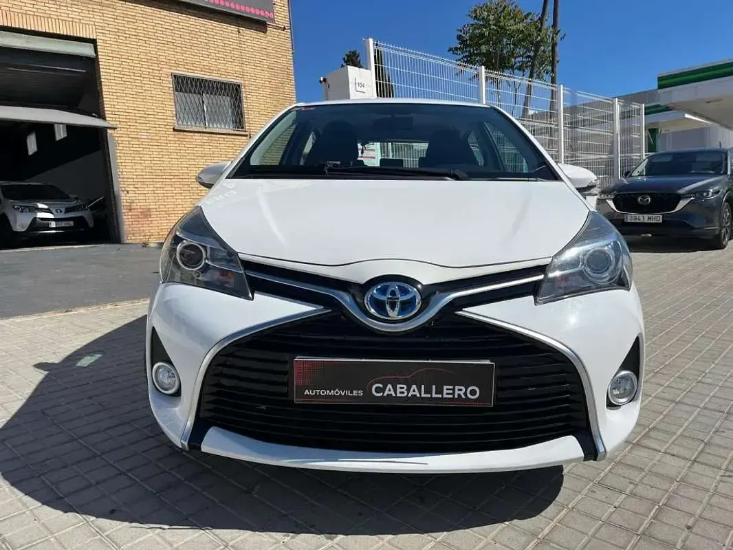 Usado Toyota Yaris Hybrid Active 100 CV (73 kW) 2016 Blanco Utilitario
