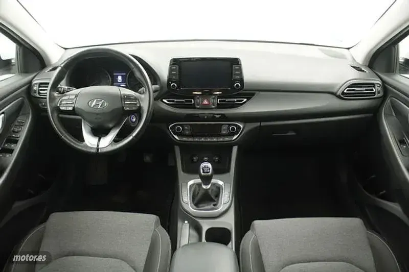 Usado Hyundai i30 120 CV (88 kW) 2022 Blanco Berlina