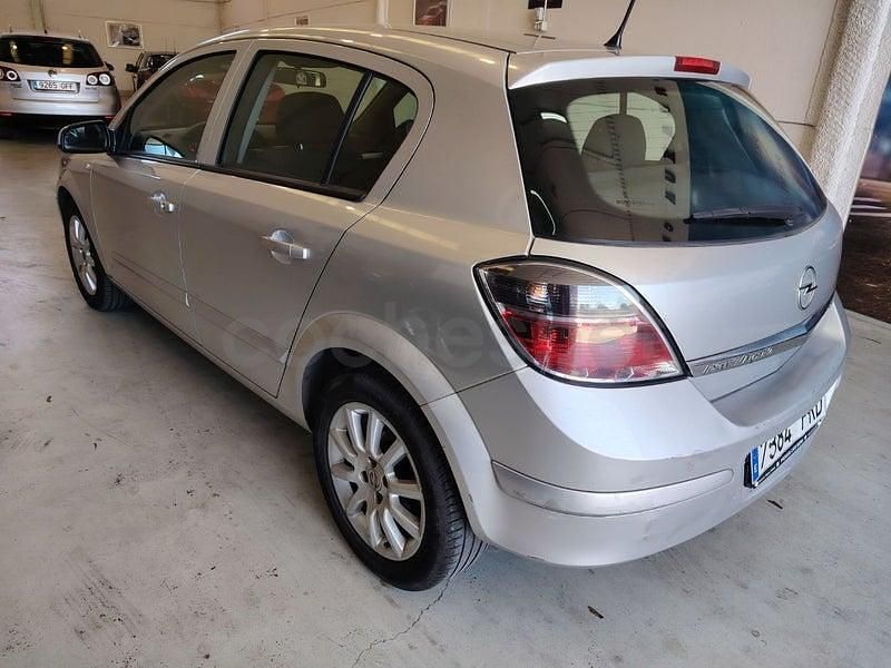 Usado Opel Astra Enjoy 105 CV (77 kW) 2007 Gris / plata Berlina