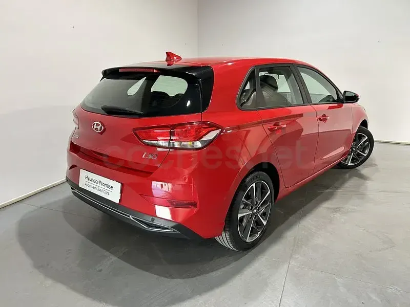 Usado Hyundai i30 110 CV (80 kW) 2023 Rojo Berlina