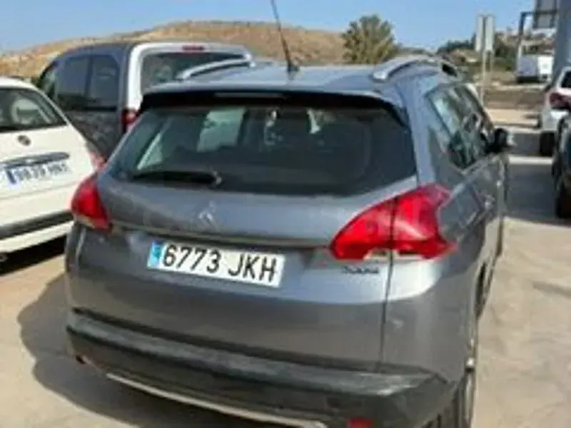Usado Peugeot 2008 Allure 120 CV (88 kW) 2015 Gris / plata SUV