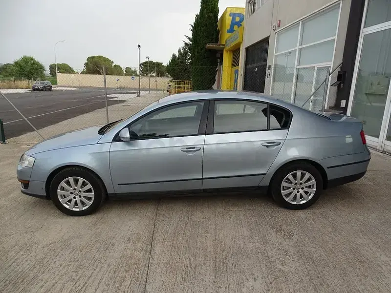 Usado VW Passat Advance 105 CV (77 kW) 2006 Azul Berlina
