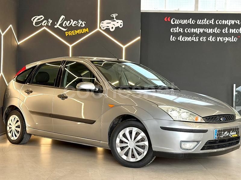 Usado Ford Focus Trend 100 CV (73 kW) 2004 Gris / plata Berlina