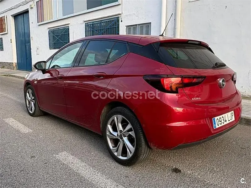 Usado Opel Astra 110 CV (80 kW) 2020 Granate Berlina