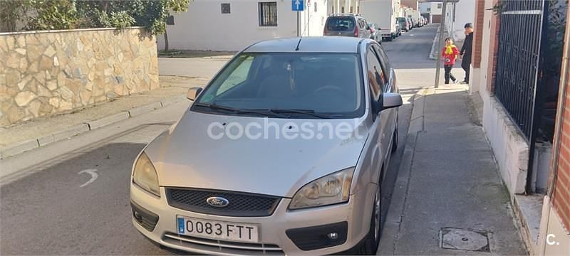 Usado Ford Focus Trend 100 CV (73 kW) 2007 Gris / plata Berlina