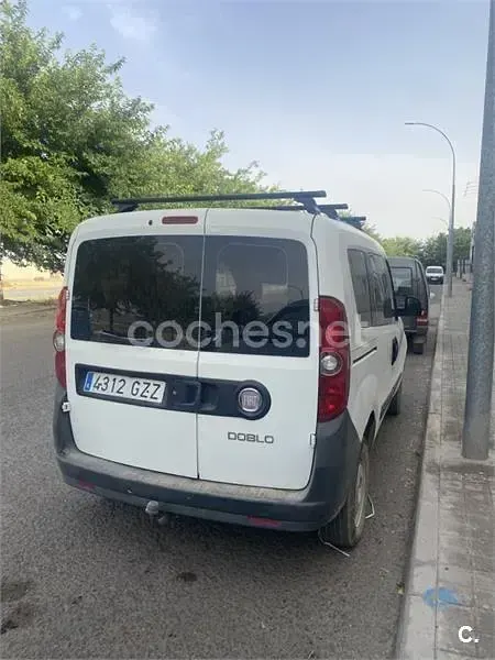 Usado Fiat Doblò Dynamic 105 CV (77 kW) 2012 Blanco Monovolumen