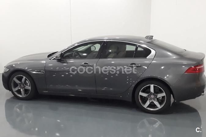 Gris / plata Usado 2018 Jaguar XE Portfolio Berlina | 17.995 € (Precio justo) - Imagen 1/2