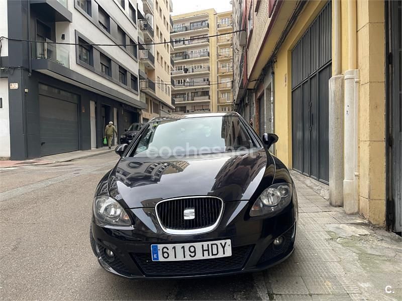 Usado Seat Leon Reference 105 CV (77 kW) 2011 Negro Utilitario