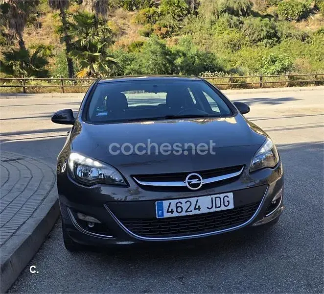 Usado Opel Astra Sportive 140 CV (102 kW) 2015 Gris / plata Berlina