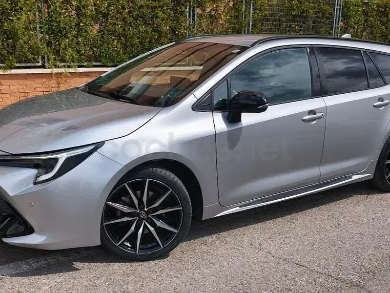 Usado Toyota Corolla Sport 196 CV (144 kW) 2024 Gris / plata Familiar