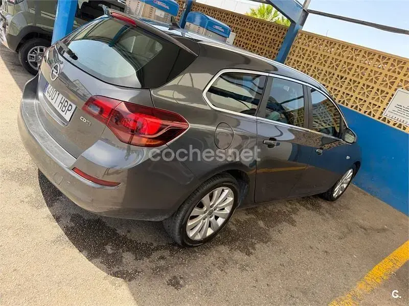 Usado Opel Astra Sport 110 CV (80 kW) 2011 Gris / plata Berlina