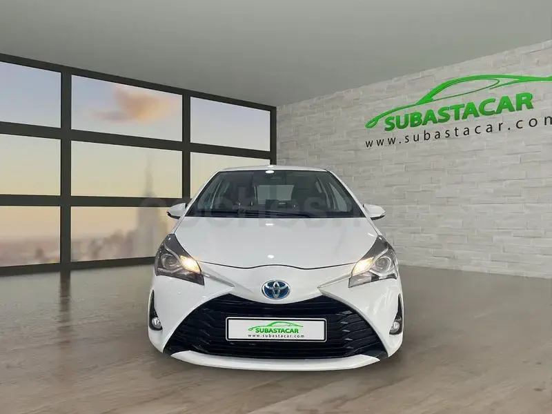 Usado Toyota Yaris Hybrid Active 100 CV (73 kW) 2019 Blanco Berlina