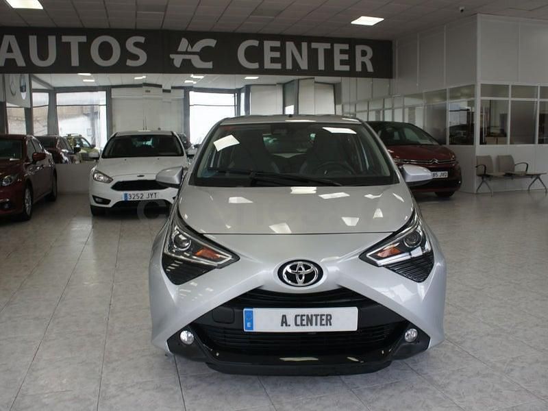Usado Toyota Aygo x-style 72 CV (52 kW) 2020 Gris / plata Utilitario
