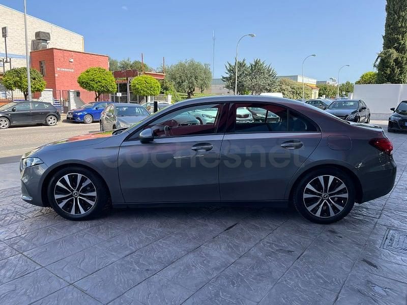 Usado Mercedes A180 136 CV (100 kW) 2022 Gris / plata Berlina