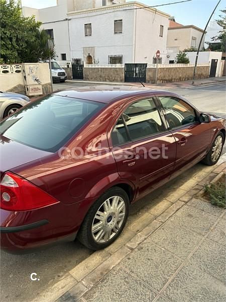 Usado Ford Mondeo Sport 145 CV (106 kW) 2004 Granate Berlina