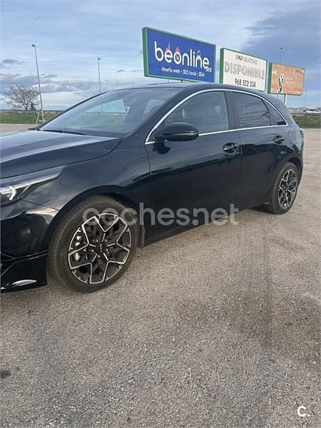 Usado Kia Ceed Style 100 CV (73 kW) 2024 Negro Utilitario