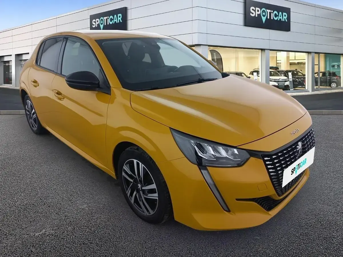 Usado Peugeot 208 Allure 100 CV (73 kW) 2023 Dorado Utilitario