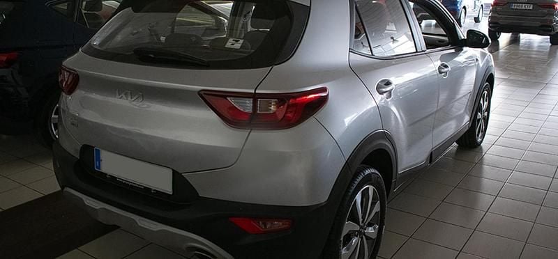 Usado Kia Stonic 101 CV (74 kW) 2024 Plata SUV