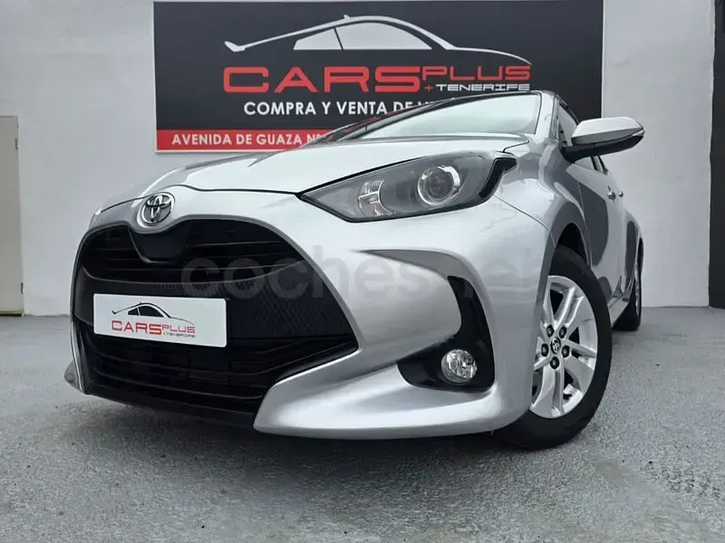 Usado Toyota Yaris 125 CV (91 kW) 2022 Gris / plata Utilitario