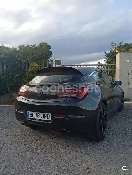 Usado Opel Astra GTC 195 CV (143 kW) 2015 Negro Berlina